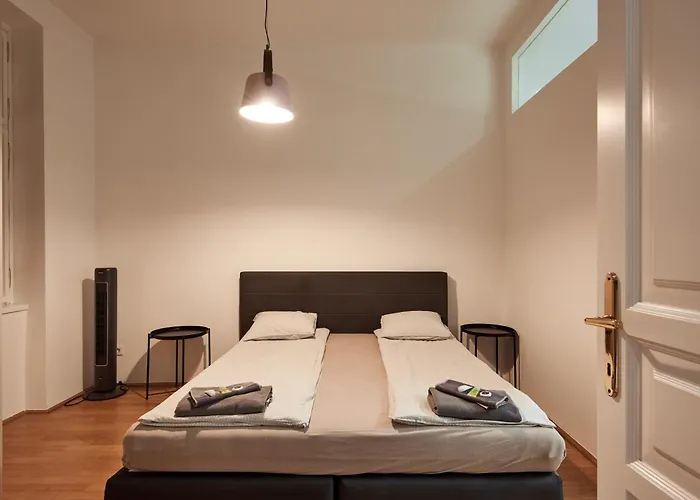 Designer In The Center Apartment